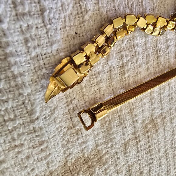 Vintage Gold Slim Belt with Leaf Closure and Twisting Rhinestone Details - Picture 7 of 9